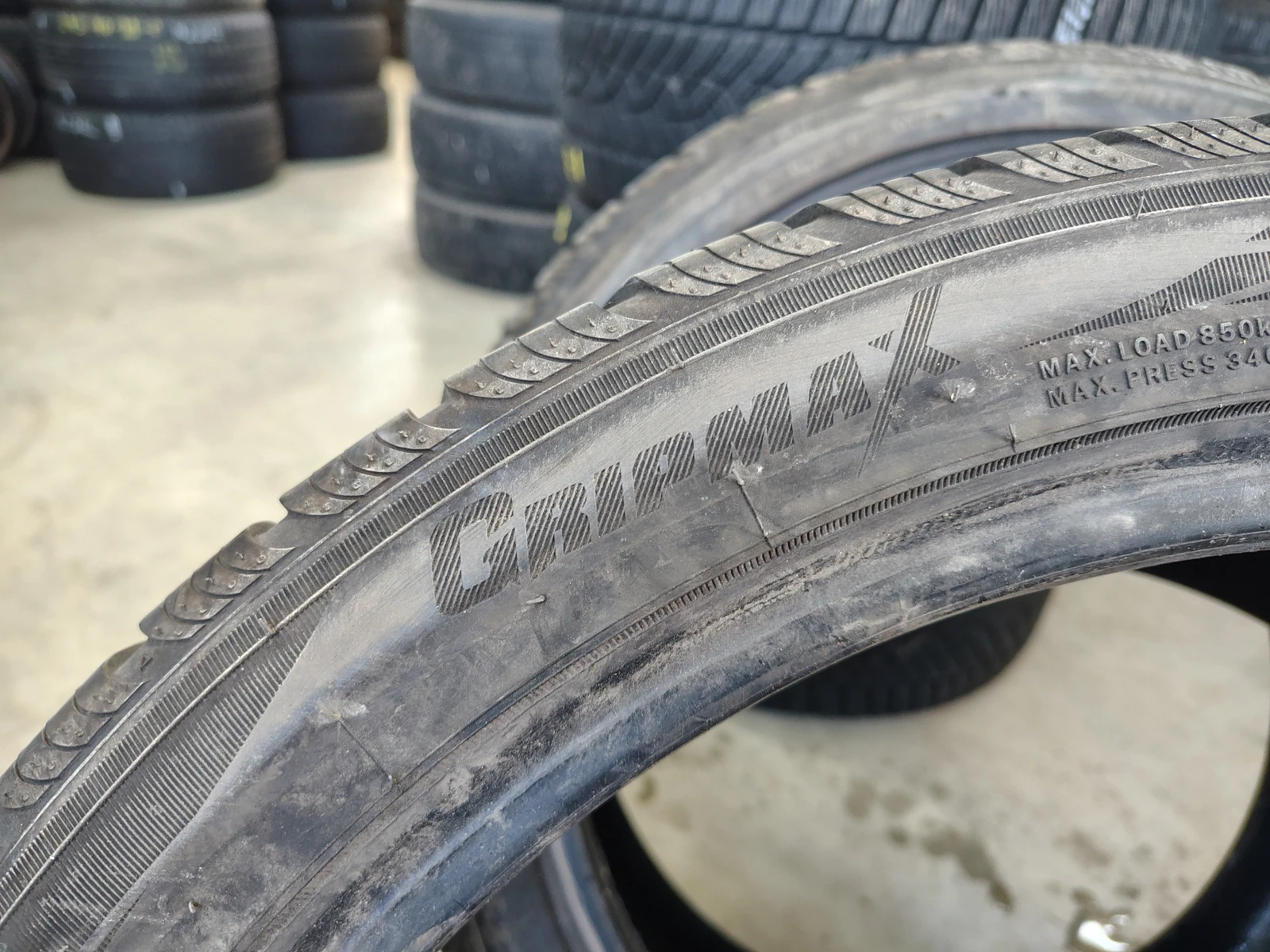 Гуми Всесезонни 275/35R20, снимка 4 - Гуми и джанти - 55843956