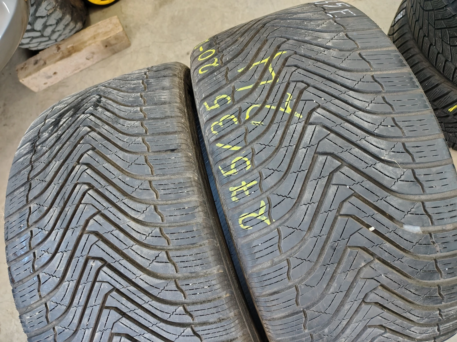Гуми Всесезонни 275/35R20, снимка 2 - Гуми и джанти - 55843956