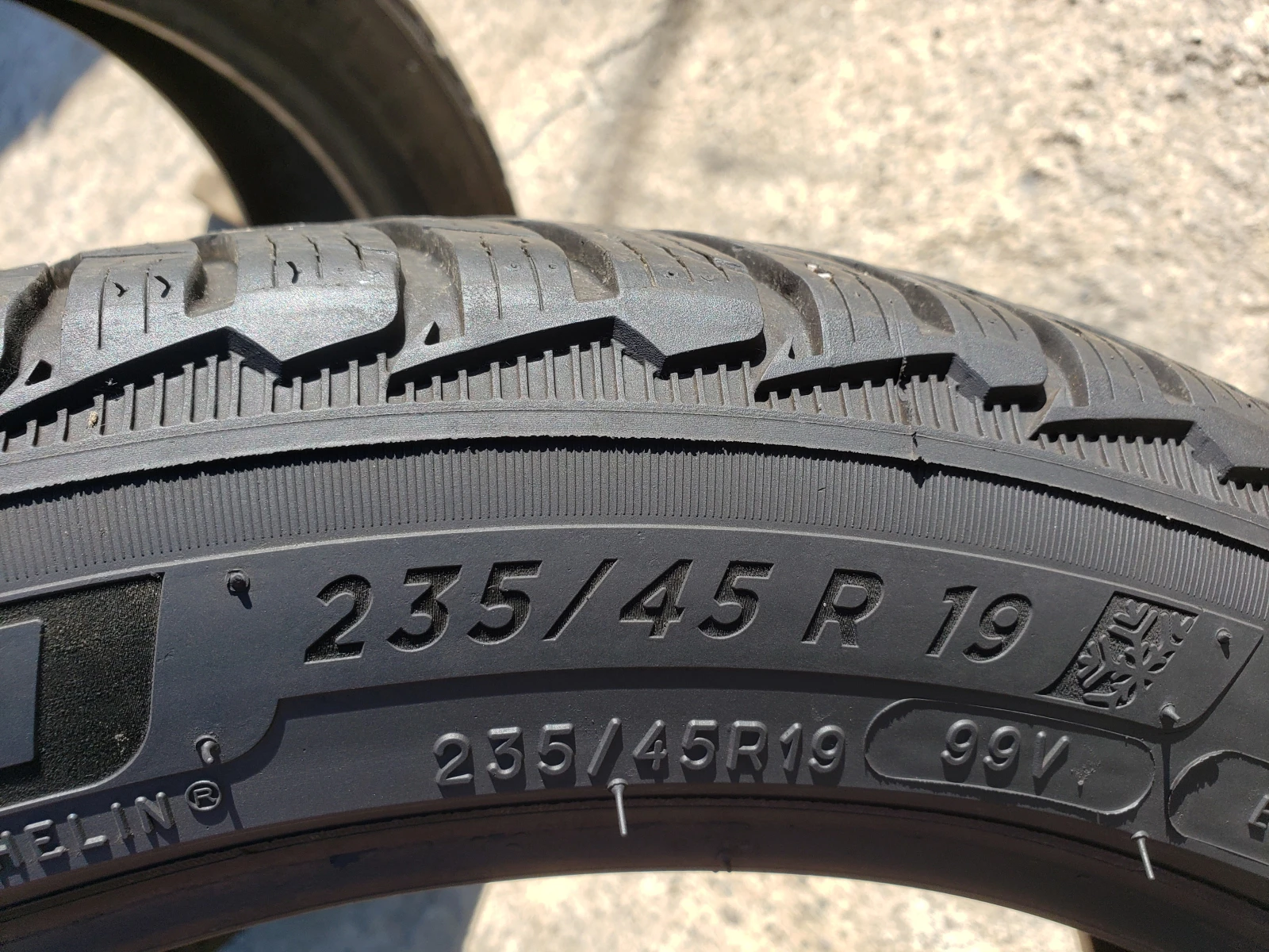 Гуми Зимни 235/45R19, снимка 7 - Гуми и джанти - 56113812