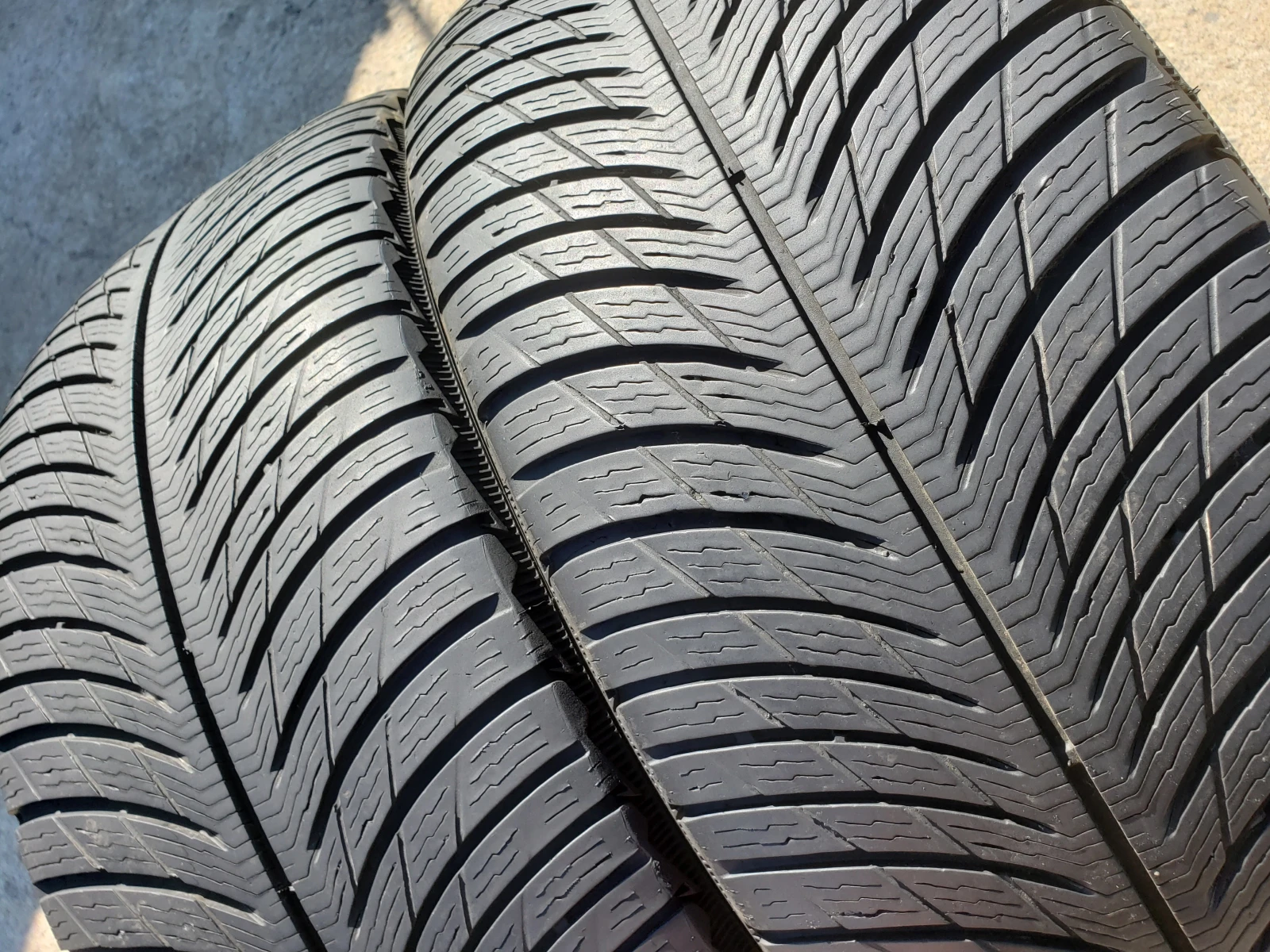 Гуми Зимни 235/45R19, снимка 3 - Гуми и джанти - 56113812
