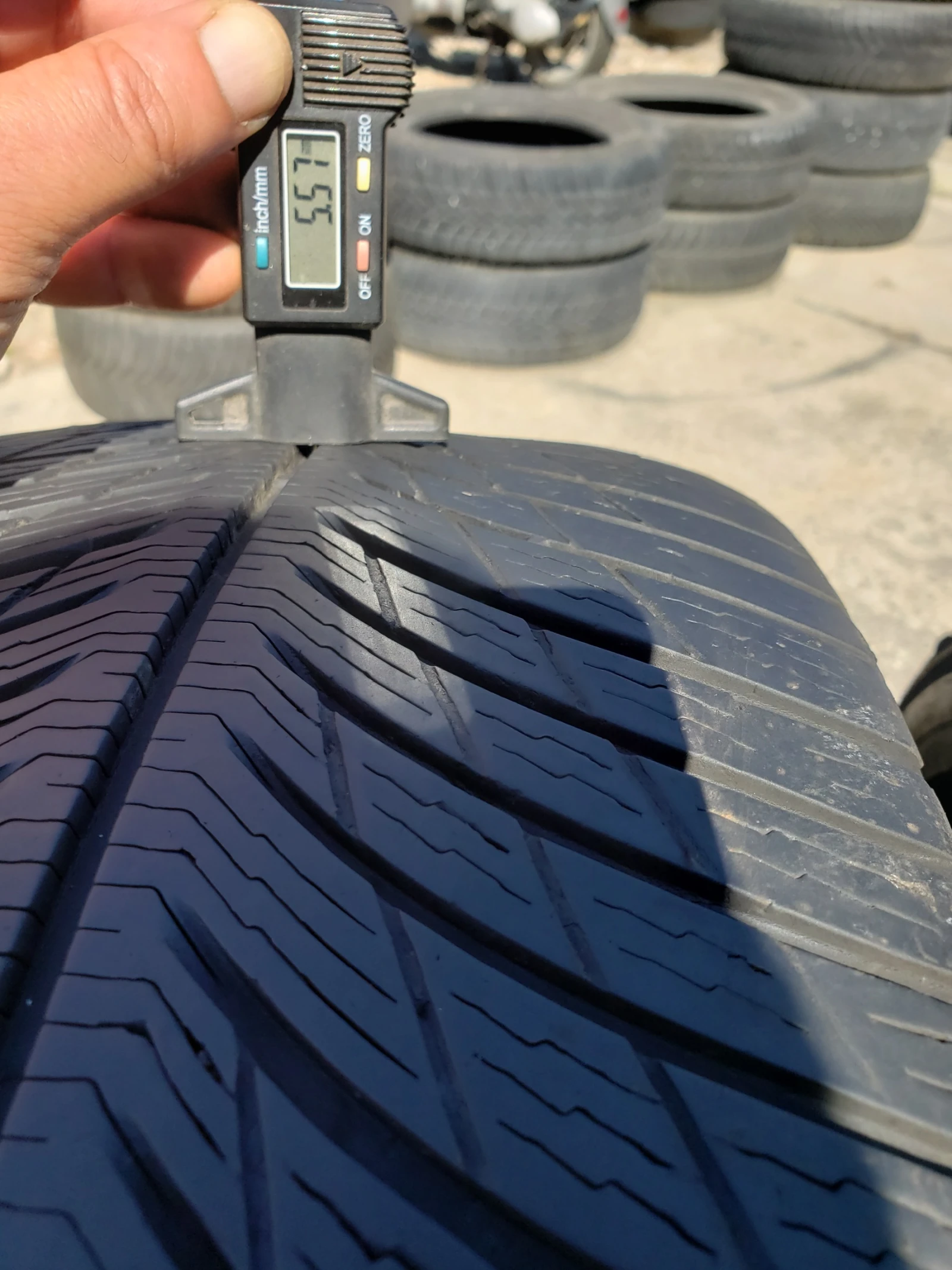Гуми Зимни 235/45R19, снимка 8 - Гуми и джанти - 56113812