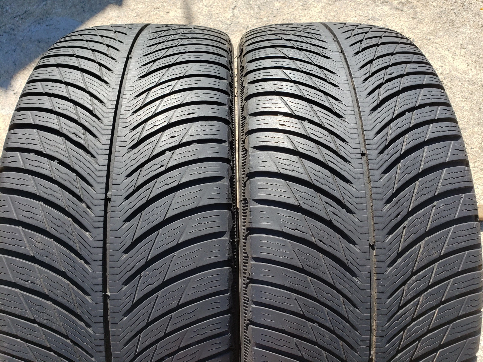 Гуми Зимни 235/45R19, снимка 2 - Гуми и джанти - 56113812