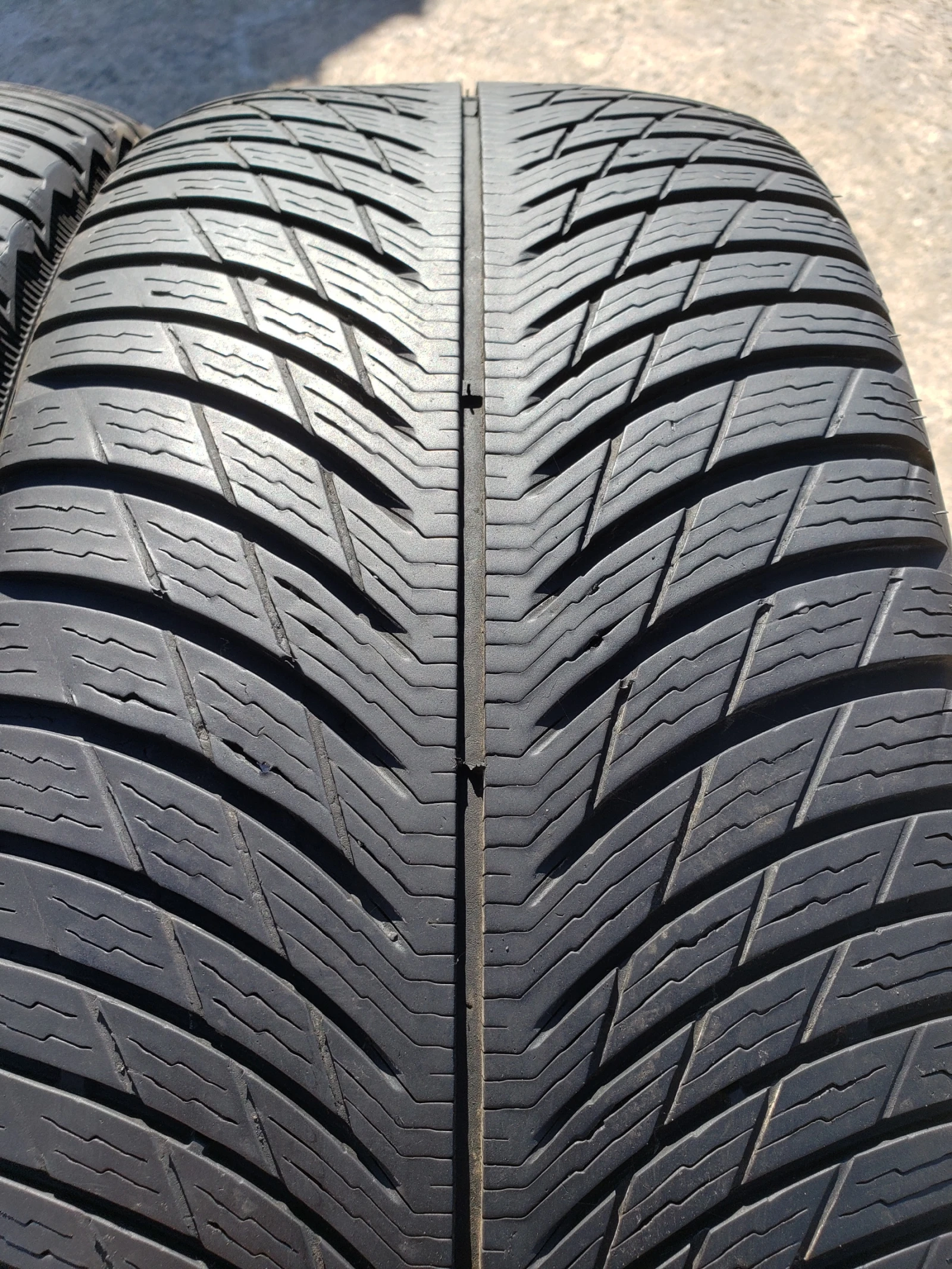 Гуми Зимни 235/45R19
