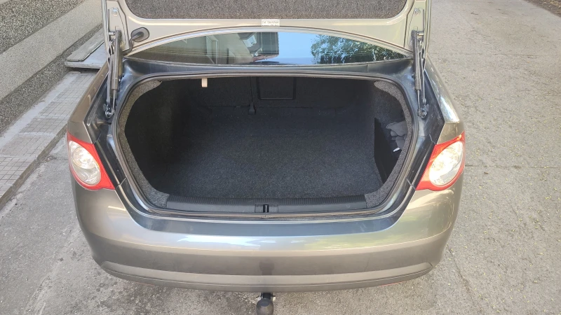 VW Jetta 1.6 102 К.С, снимка 8 - Автомобили и джипове - 52742155