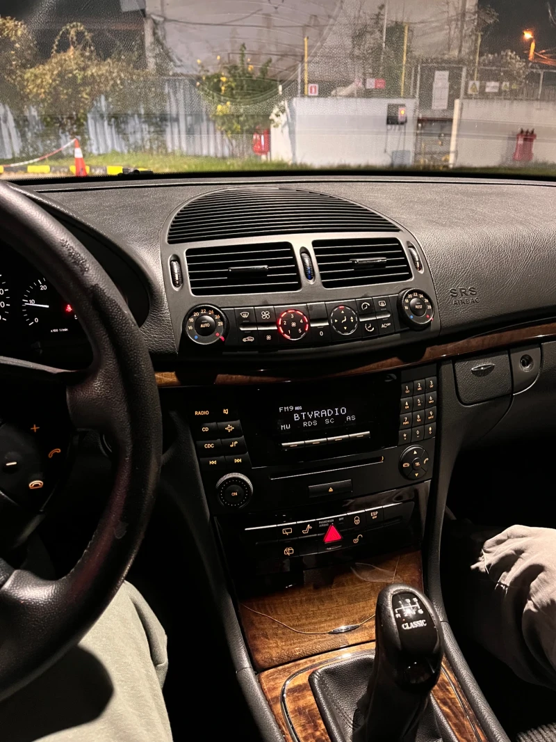 Mercedes-Benz E 220, снимка 7 - Автомобили и джипове - 52932624