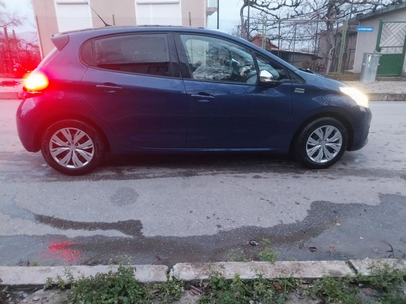 Peugeot 208 1.2i - изображение 8