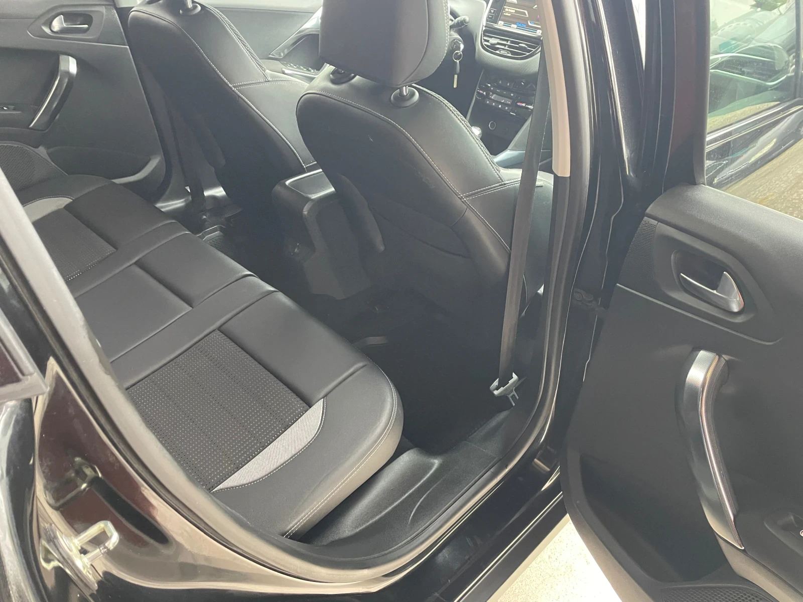 Peugeot 2008 1.6 HDI.ALURE, снимка 12 - Автомобили и джипове - 56271956