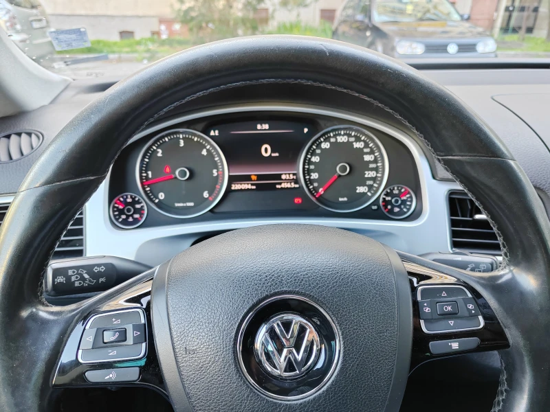 VW Touareg, снимка 11 - Автомобили и джипове - 51018191