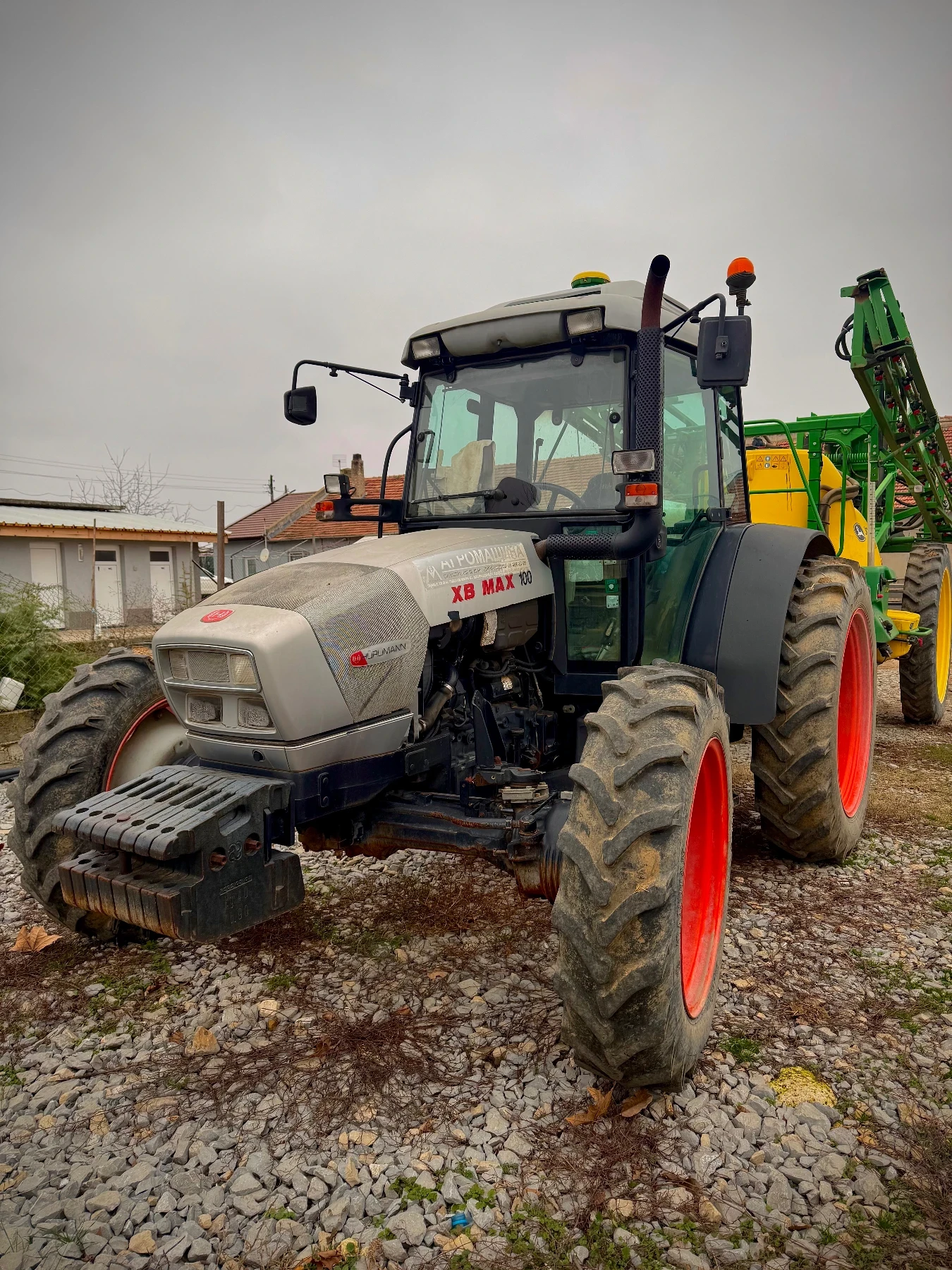 Трактор Hurlimann XB - MAX 100 / 2 комплекта гуми, снимка 1