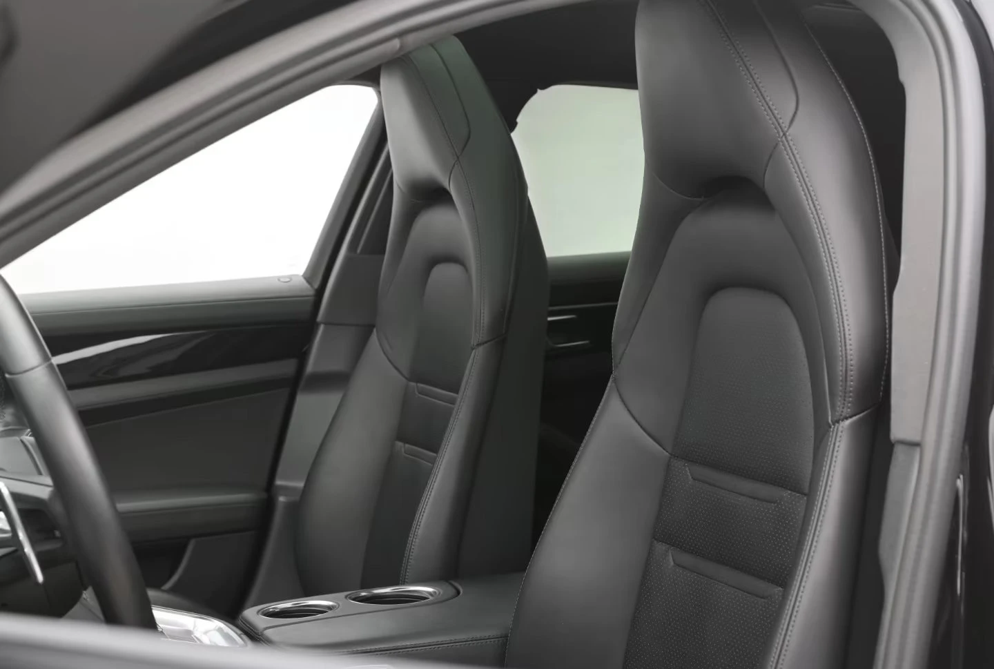 Porsche Panamera 4S/441HP/PANO/360/SOFTCLOSE/177z, снимка 15 - Автомобили и джипове - 53885577