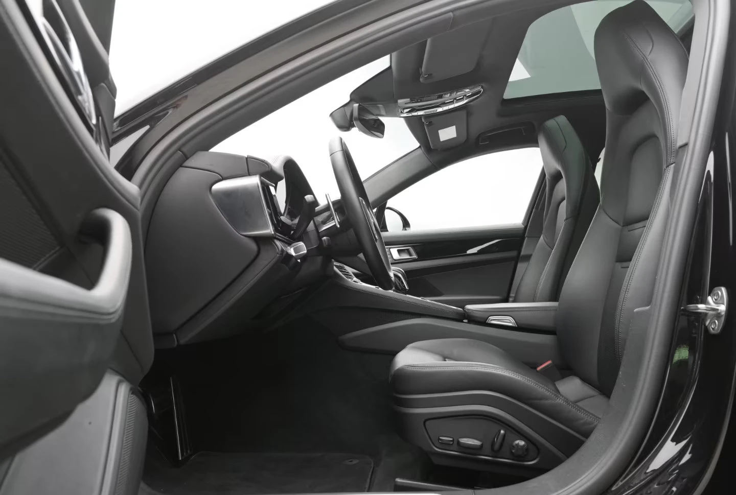 Porsche Panamera 4S/441HP/PANO/360/SOFTCLOSE/177z, снимка 14 - Автомобили и джипове - 53885577