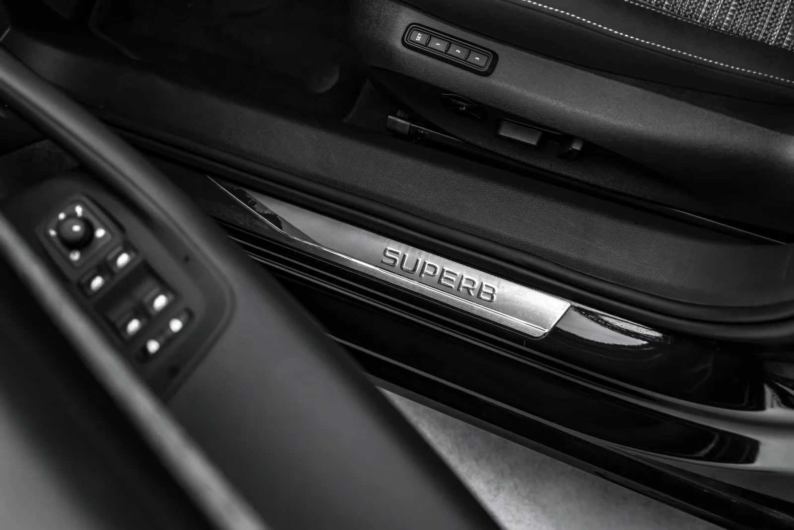 Skoda Superb 2.0 TDI / LED / CAMERA / DSG / MEMORY / CARPLAY / , снимка 8 - Автомобили и джипове - 54771582