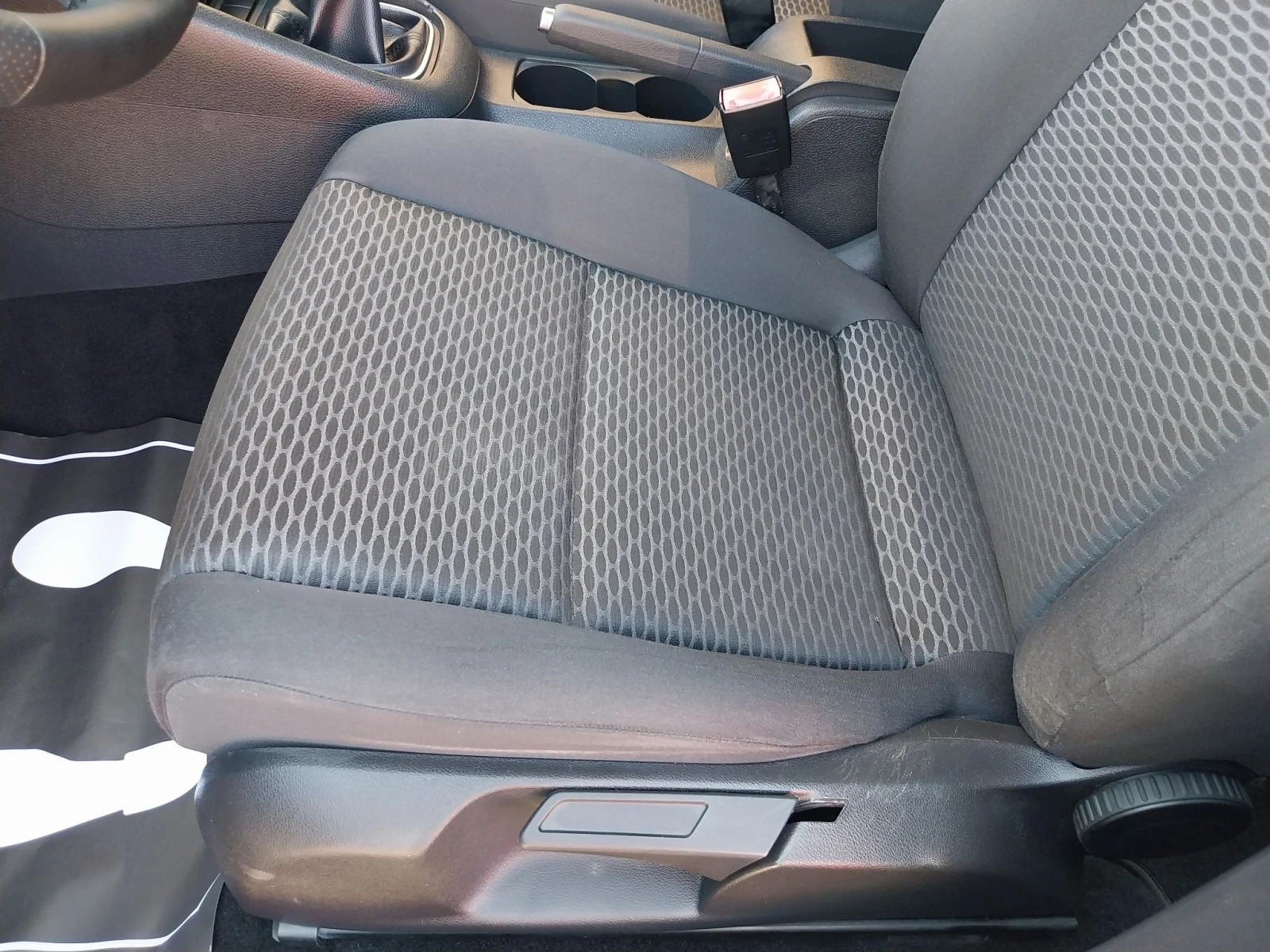 VW Golf 1.6 TDI, снимка 9 - Автомобили и джипове - 55636533