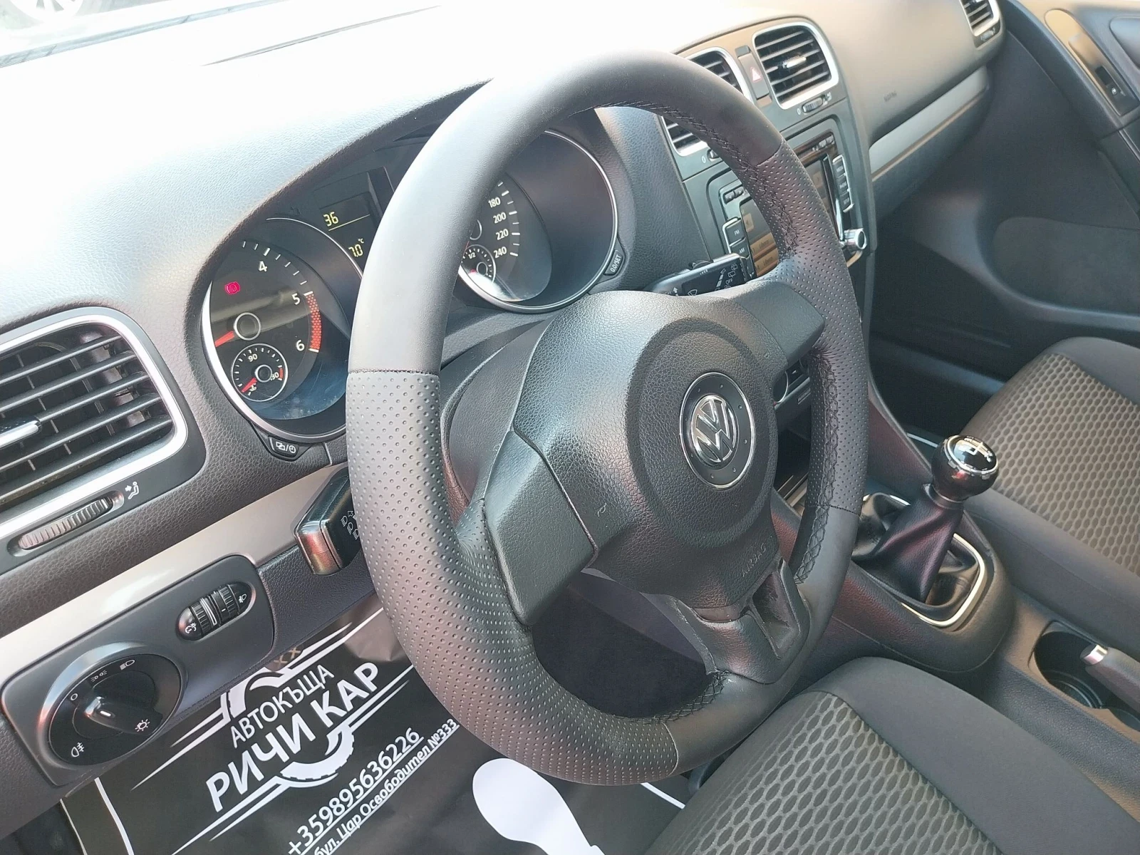 VW Golf 1.6 TDI, снимка 8 - Автомобили и джипове - 55636533