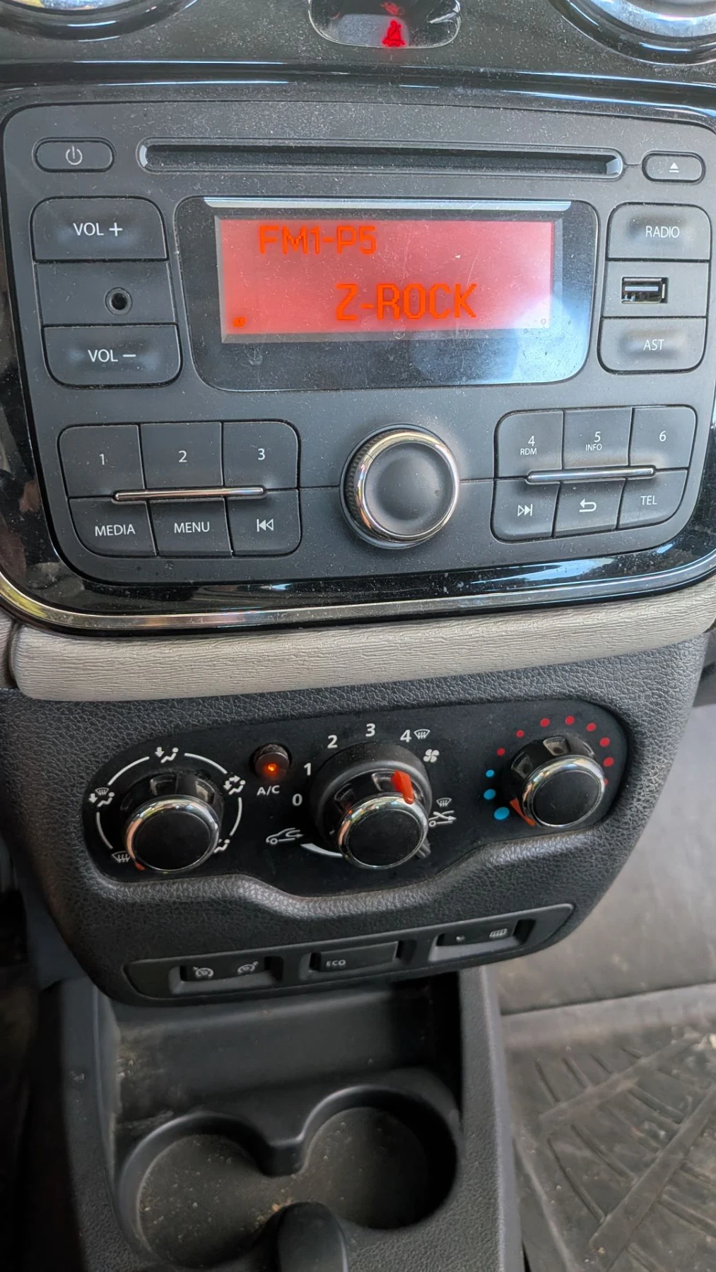 Dacia Lodgy, снимка 8 - Автомобили и джипове - 55736684