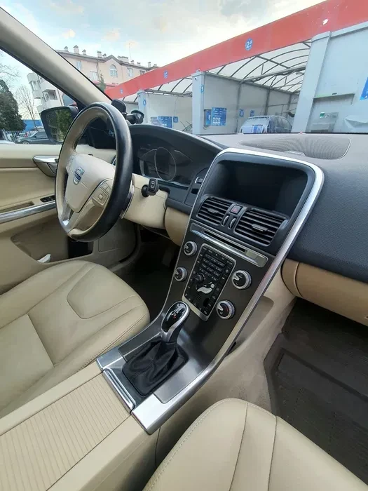 Volvo XC60 T6 КОЛЕДНА ОФЕРТА, снимка 2 - Автомобили и джипове - 52877778