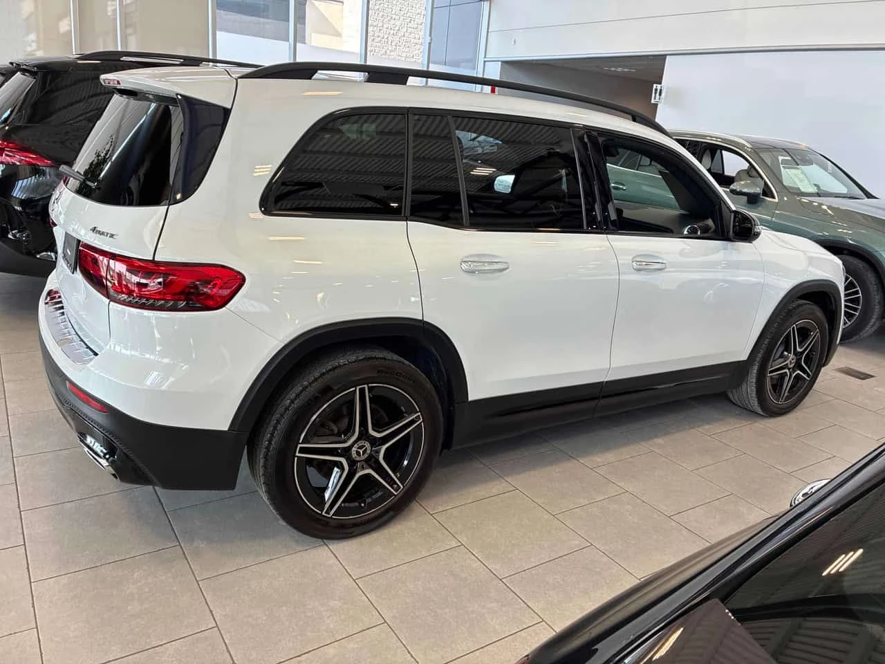 Mercedes-Benz GLB 250 ПАНОРАМА/ПОДГРЕВИ/360 КАМЕРИ, снимка 4 - Автомобили и джипове - 54033991