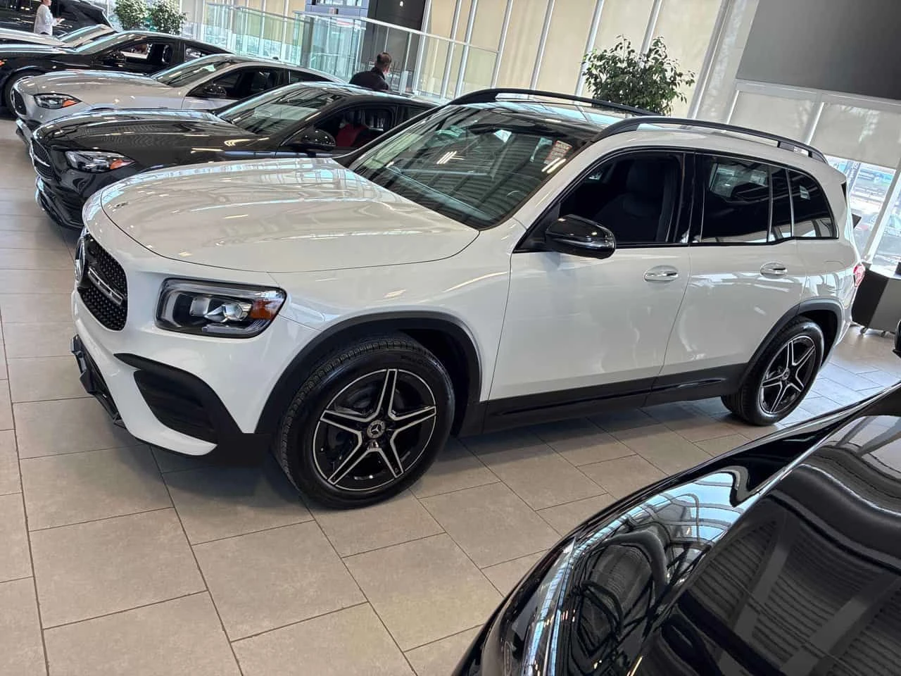 Mercedes-Benz GLB 250 ПАНОРАМА/ПОДГРЕВИ/360 КАМЕРИ, снимка 3 - Автомобили и джипове - 54033991