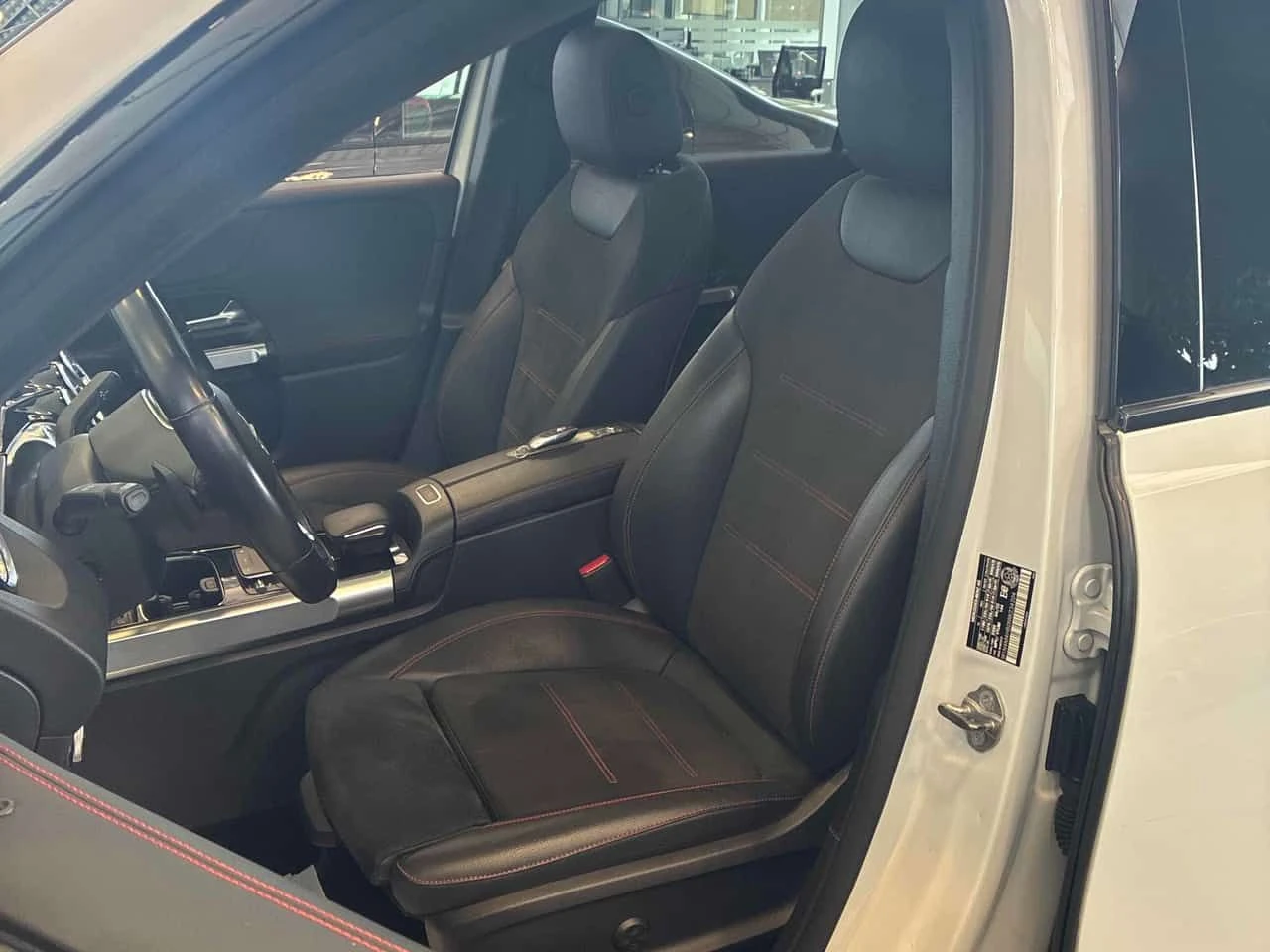 Mercedes-Benz GLB 250 ПАНОРАМА/ПОДГРЕВИ/360 КАМЕРИ, снимка 11 - Автомобили и джипове - 54033991