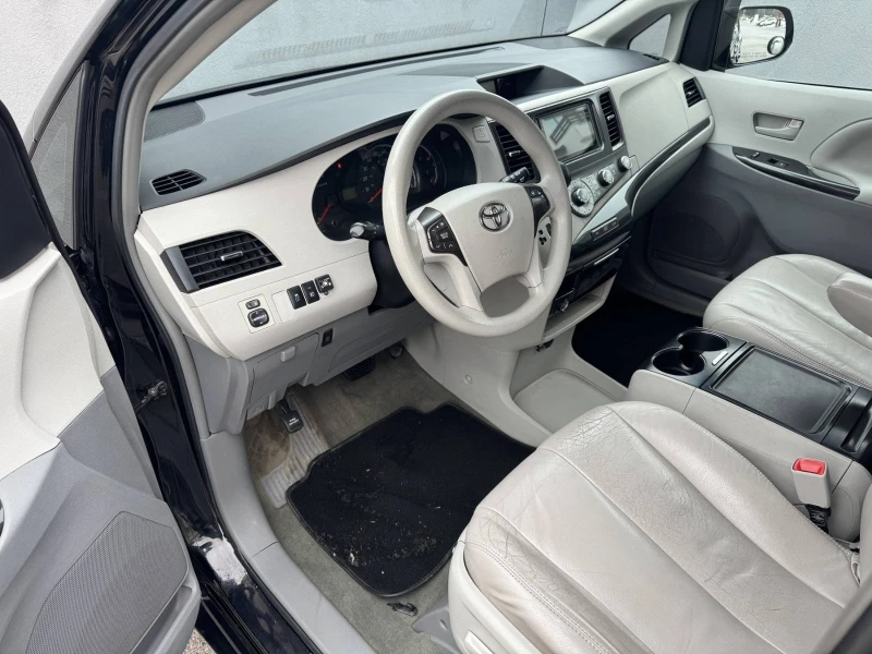 Toyota Sienna LE AWD 3.5L V6, снимка 10 - Автомобили и джипове - 53325739