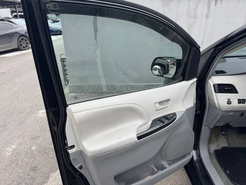 Toyota Sienna LE AWD 3.5L V6, снимка 8 - Автомобили и джипове - 53325739