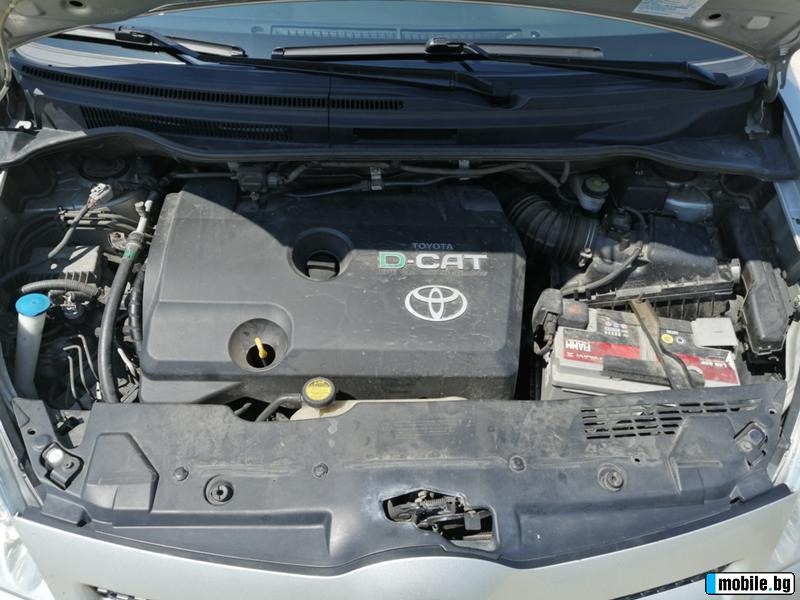 Toyota Corolla verso 2.2 D-CAT 7 Местна, снимка 12 - Автомобили и джипове - 46086966