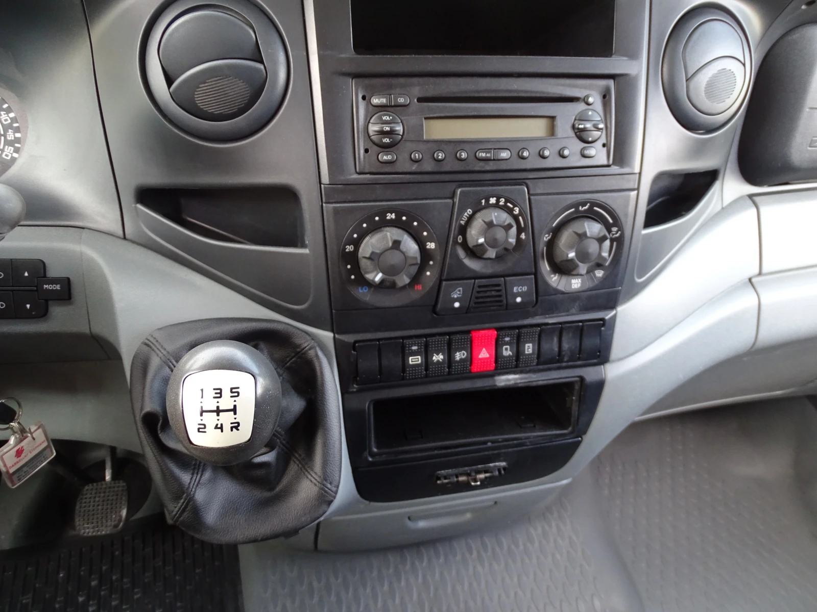 Iveco Daily 9 МЕСТА  * * * КЛИМАТИК* * * , снимка 12 - Бусове и автобуси - 54943910
