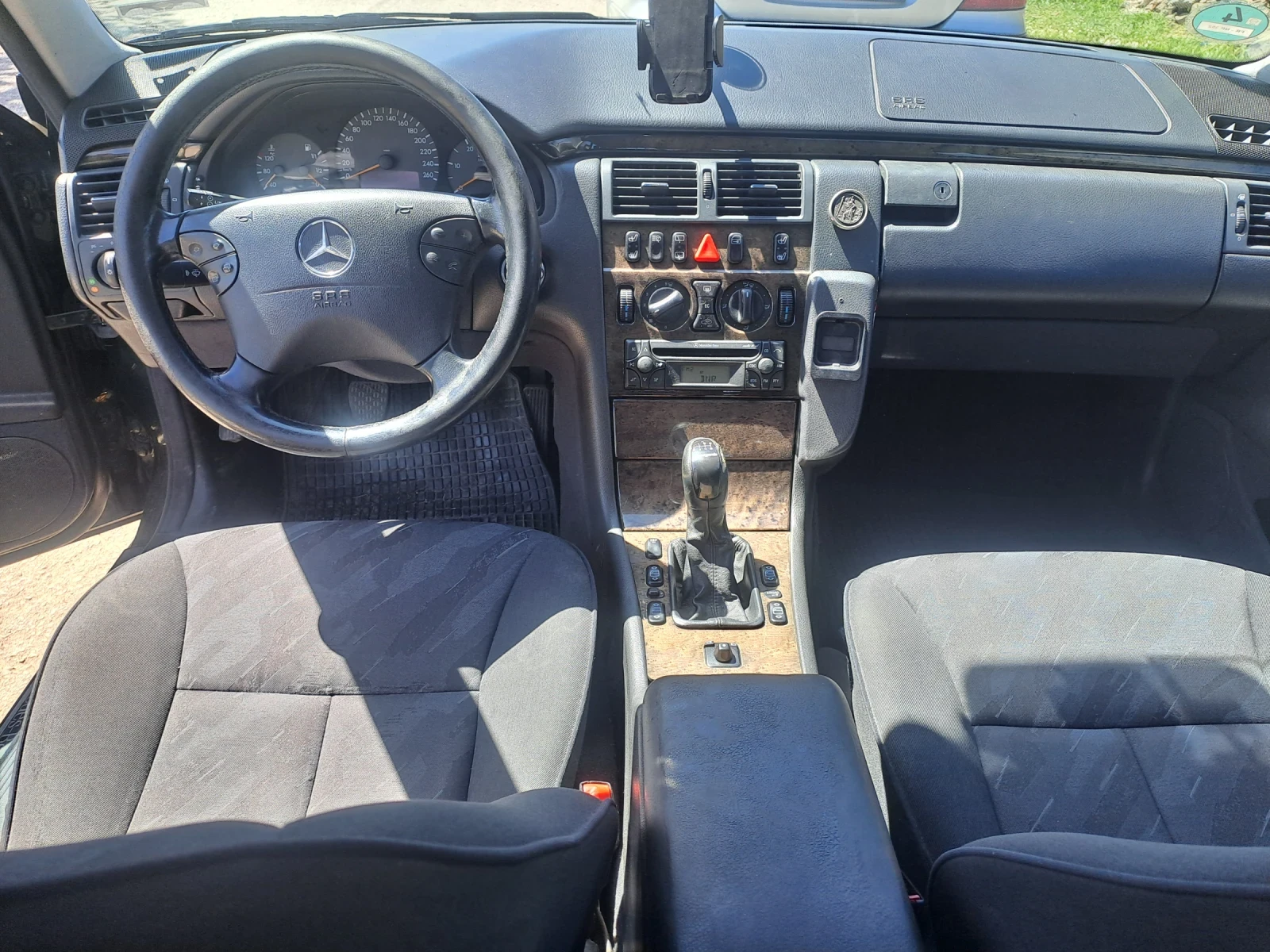 Mercedes-Benz E 220, снимка 6 - Автомобили и джипове - 54668142