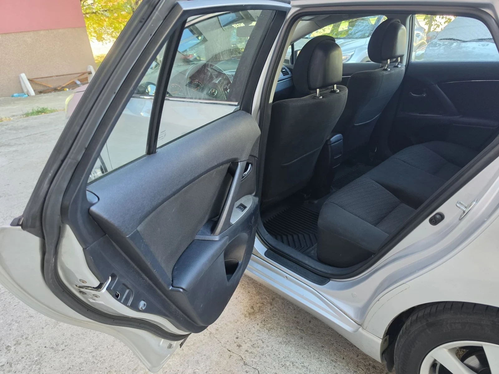 Toyota Avensis, снимка 13 - Автомобили и джипове - 55959489
