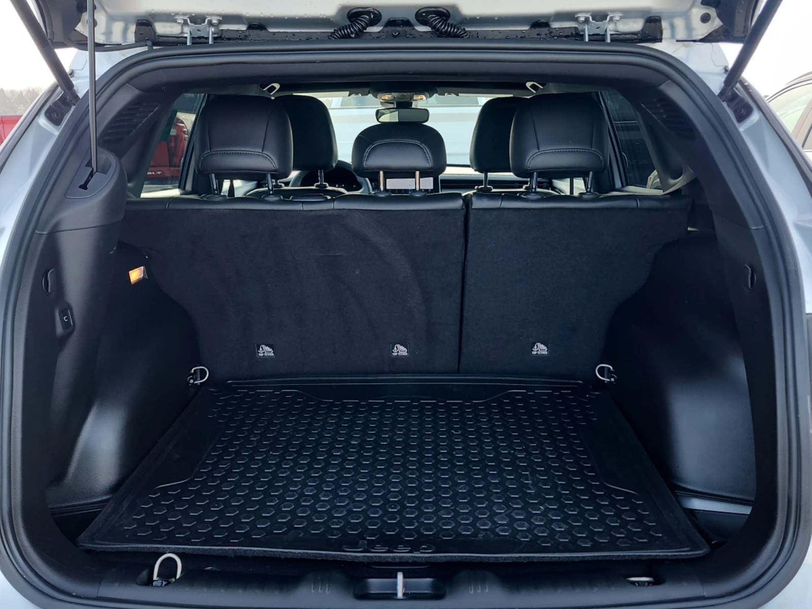 Jeep Compass 2L 4cyl 4WD - изображение 8