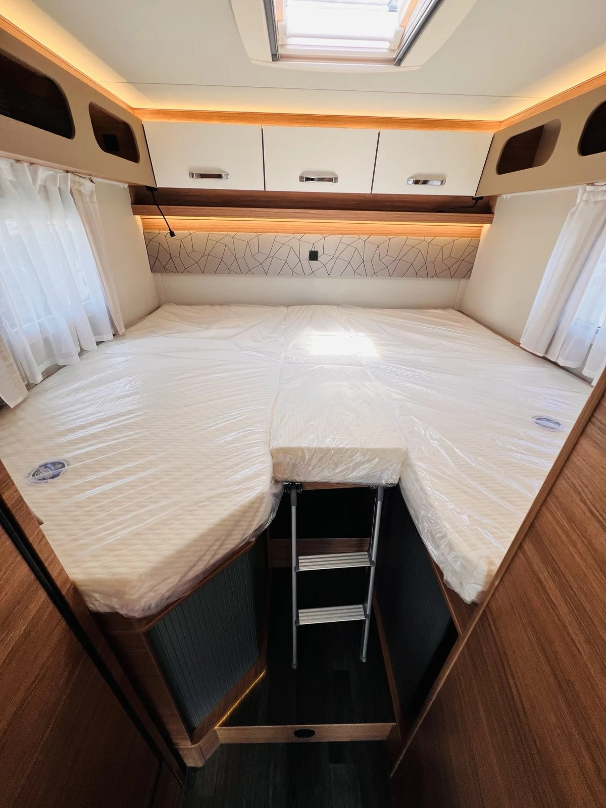 Кемпер Weinsberg CaraSuite 650 MEG EDITION АВТОМАТИК KЛИМАТИК , снимка 12 - Каравани и кемпери - 54790956