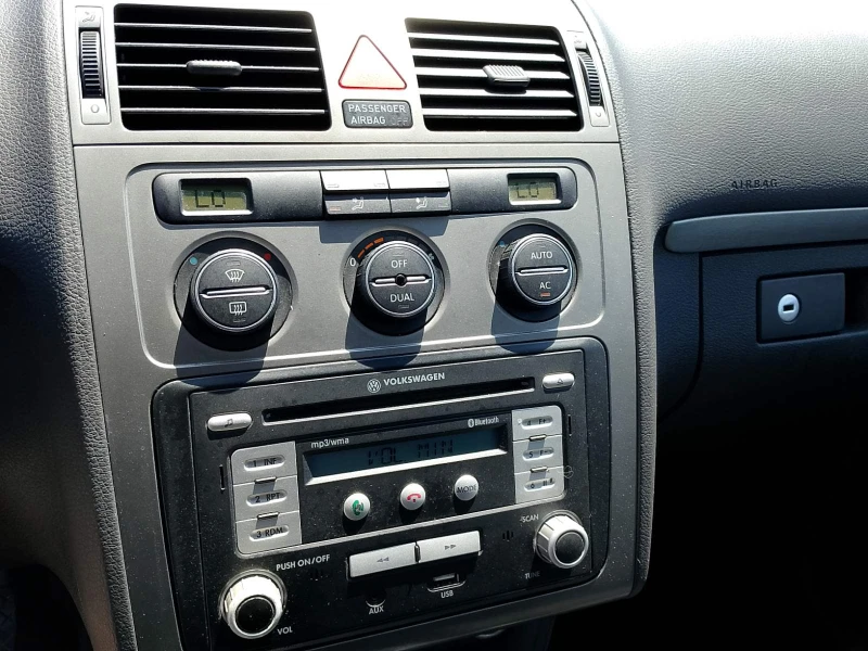 VW Touran 2.0 TDI avtomat, снимка 6 - Автомобили и джипове - 51228694