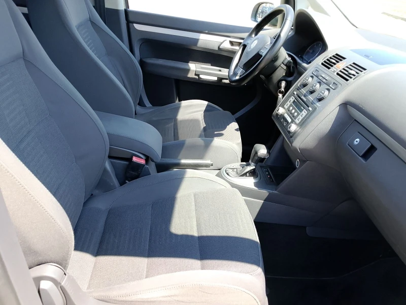 VW Touran 2.0 TDI avtomat, снимка 11 - Автомобили и джипове - 51228694