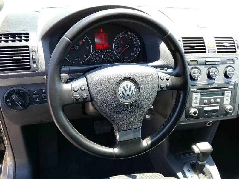 VW Touran 2.0 TDI avtomat, снимка 9 - Автомобили и джипове - 51228694