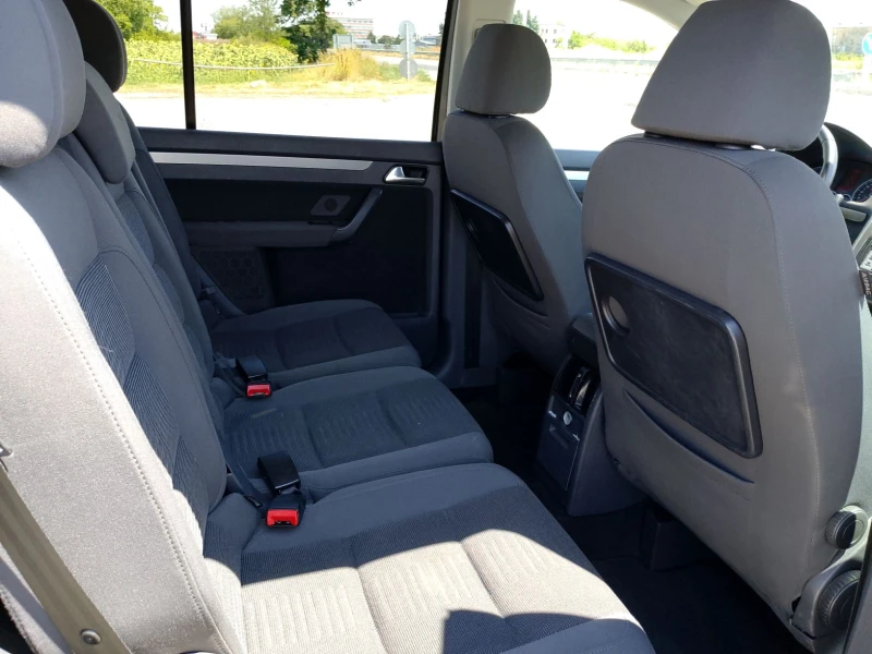 VW Touran 2.0 TDI avtomat, снимка 8 - Автомобили и джипове - 51228694
