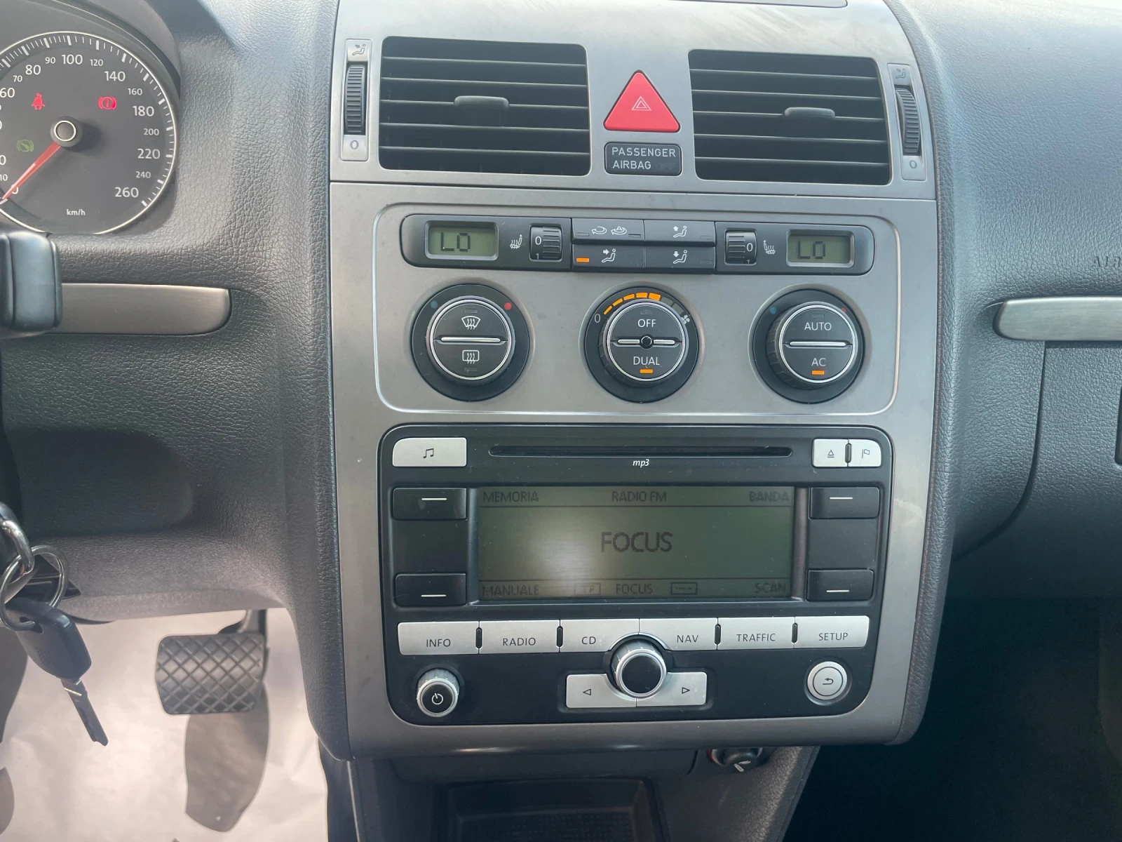 VW Touran 2.0TDI 6+ 1 DSG NAVI ПОДГРЕВ КОЖА 8 КЛАПАНА , снимка 11 - Автомобили и джипове - 54809197