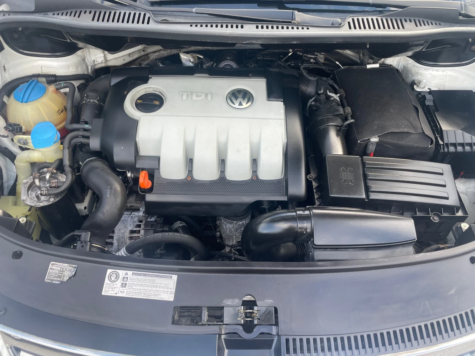 VW Touran 2.0TDI 6+ 1 DSG NAVI ПОДГРЕВ КОЖА 8 КЛАПАНА , снимка 15 - Автомобили и джипове - 54809197