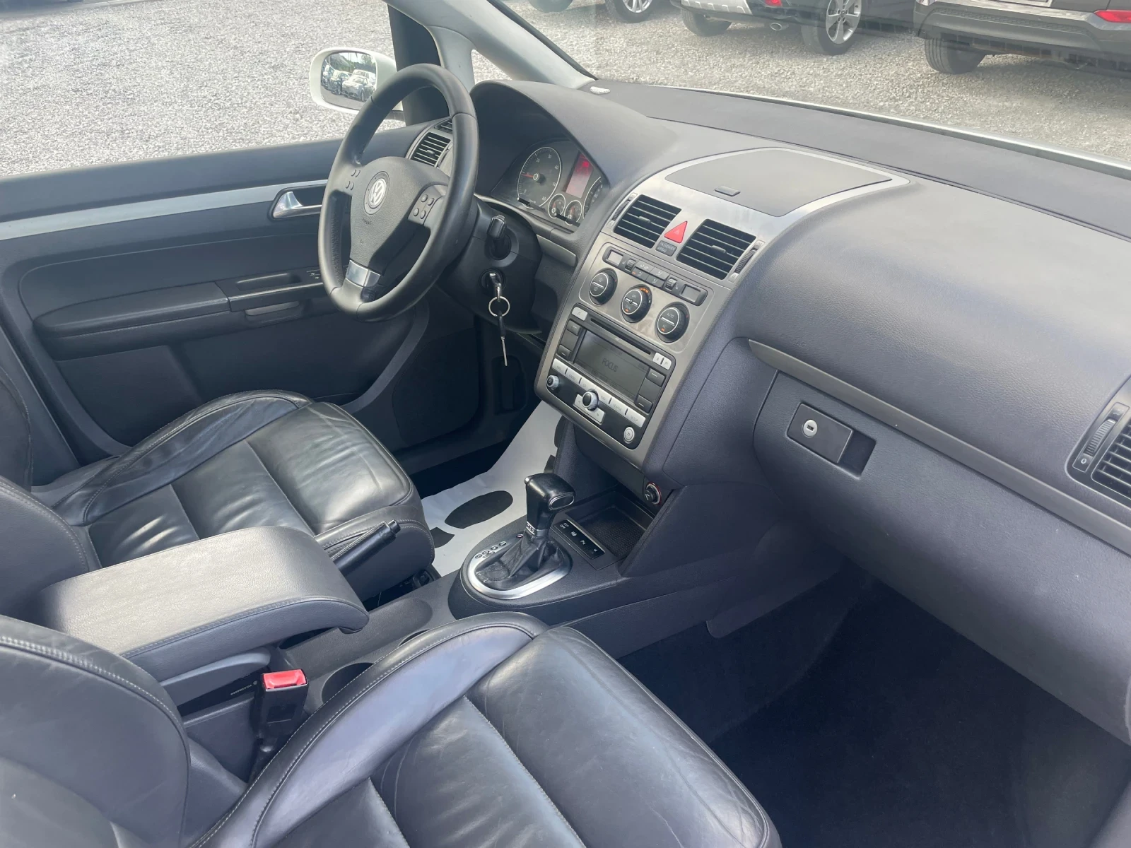 VW Touran 2.0TDI 6+ 1 DSG NAVI ПОДГРЕВ КОЖА 8 КЛАПАНА , снимка 10 - Автомобили и джипове - 54809197