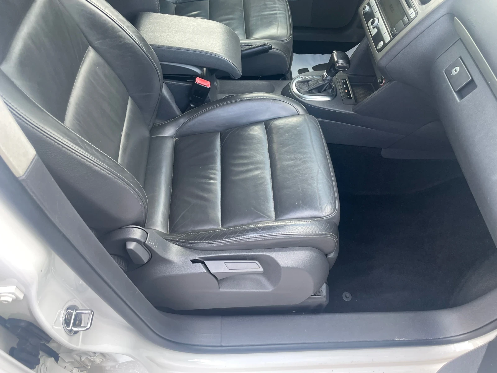 VW Touran 2.0TDI 6+ 1 DSG NAVI ПОДГРЕВ КОЖА 8 КЛАПАНА , снимка 13 - Автомобили и джипове - 54809197