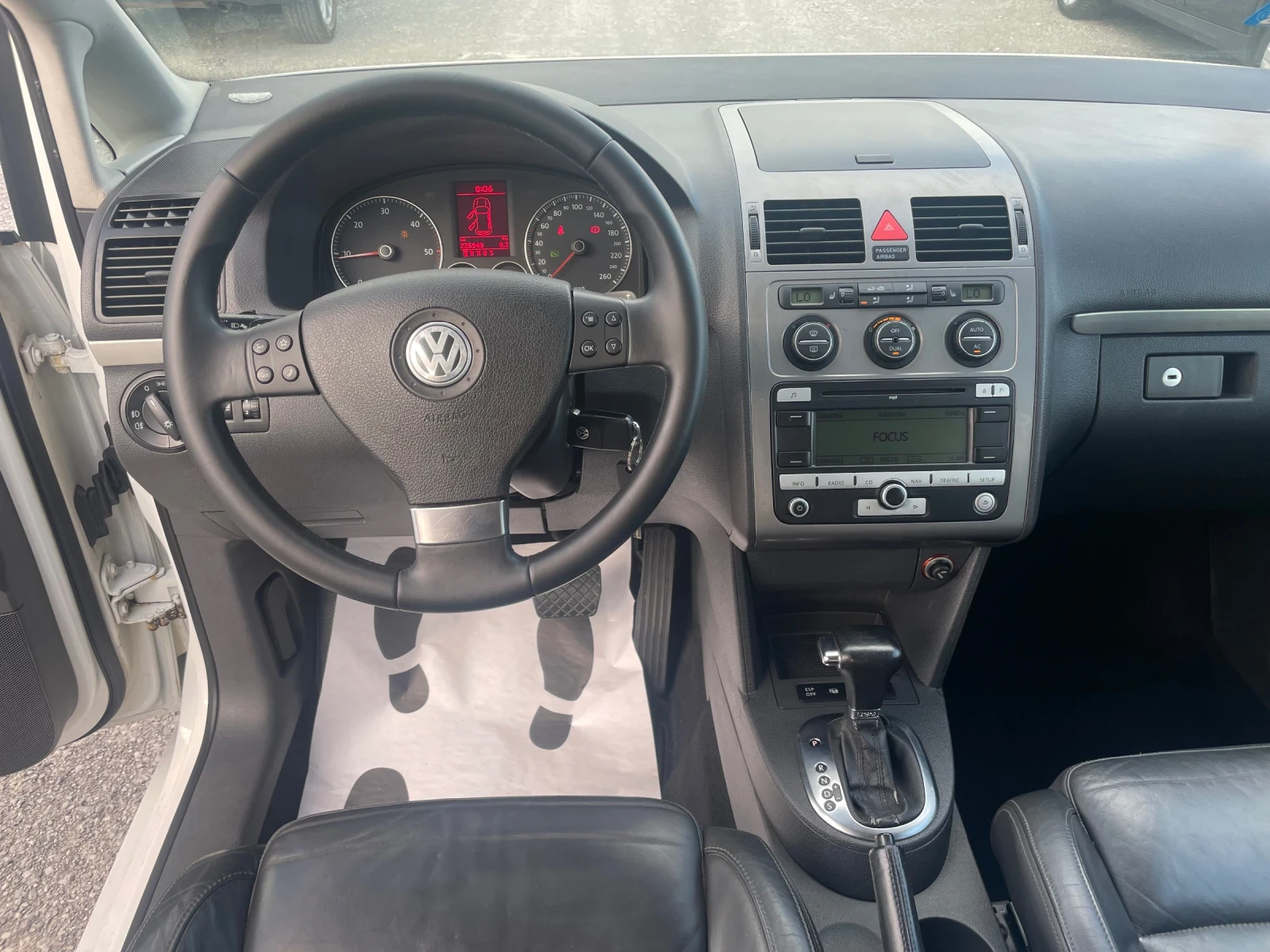 VW Touran 2.0TDI 6+ 1 DSG NAVI ПОДГРЕВ КОЖА 8 КЛАПАНА , снимка 7 - Автомобили и джипове - 54809197
