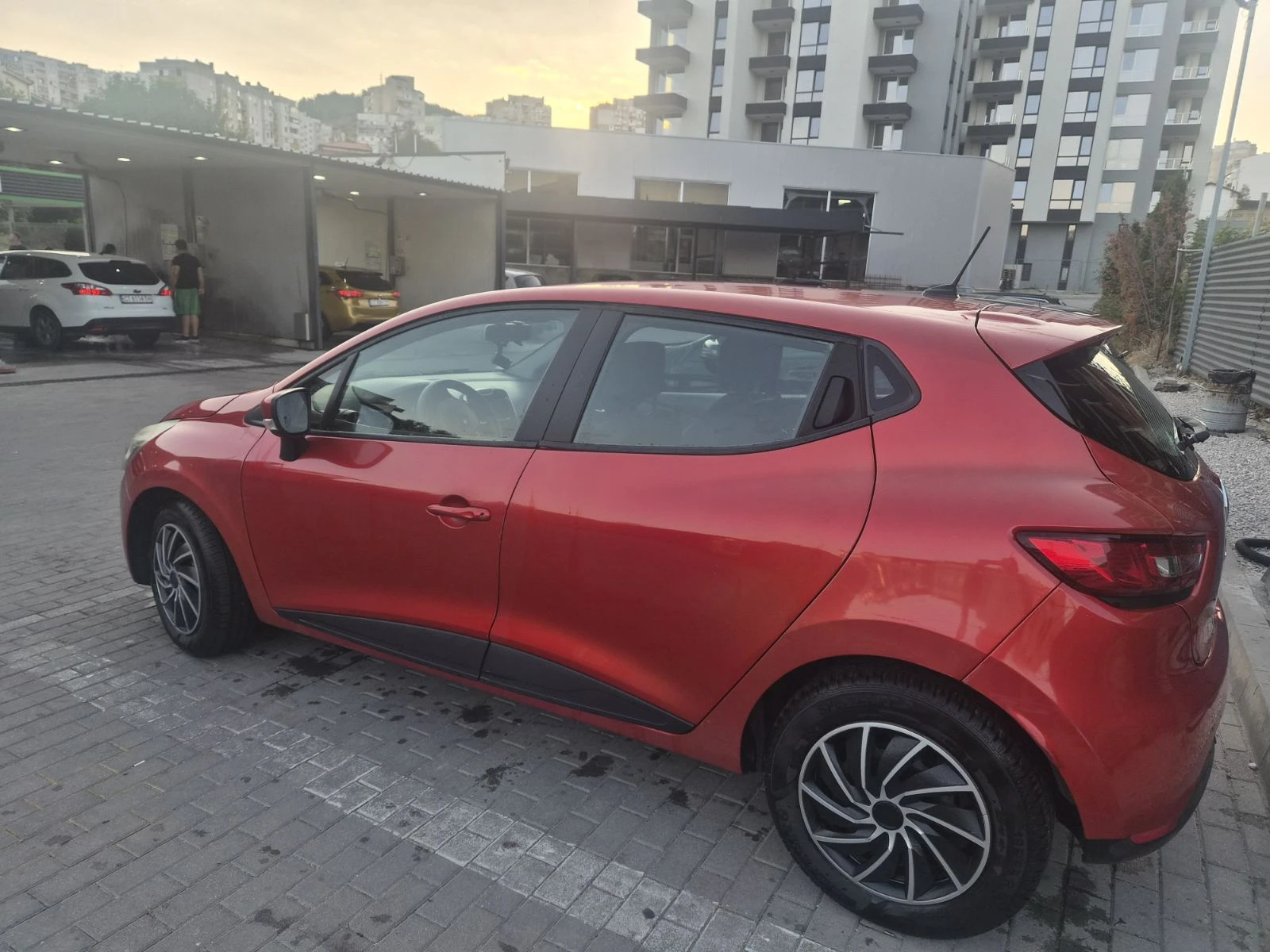 Renault Clio IV, снимка 4 - Автомобили и джипове - 56439358