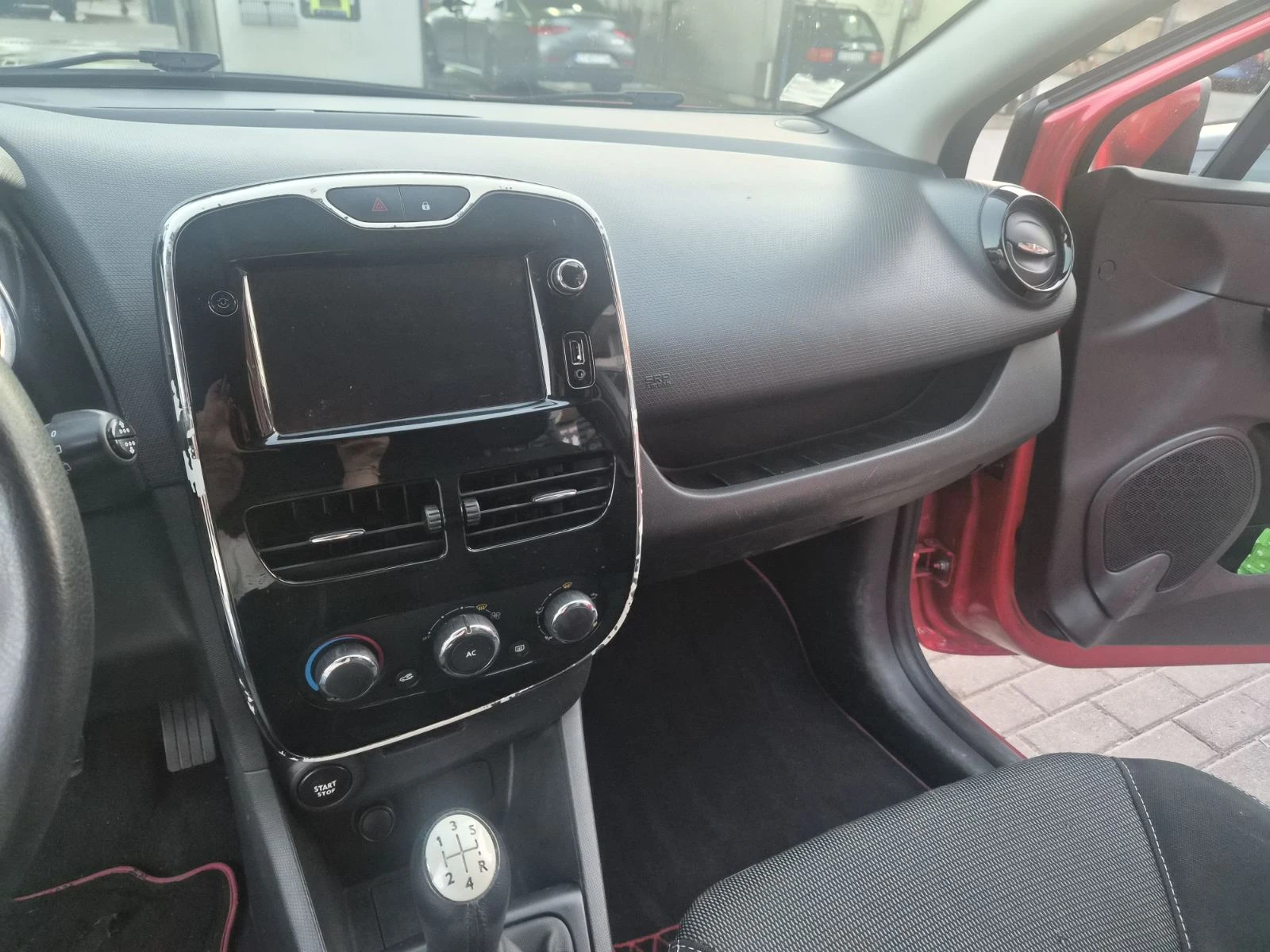 Renault Clio IV, снимка 8 - Автомобили и джипове - 56439358