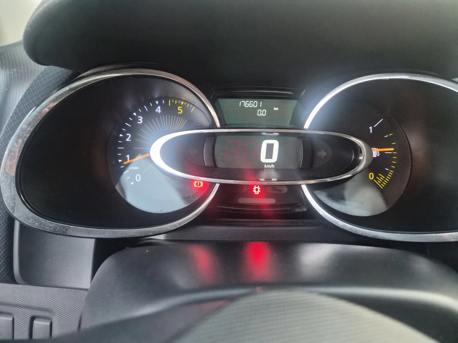 Renault Clio IV, снимка 7 - Автомобили и джипове - 56439358