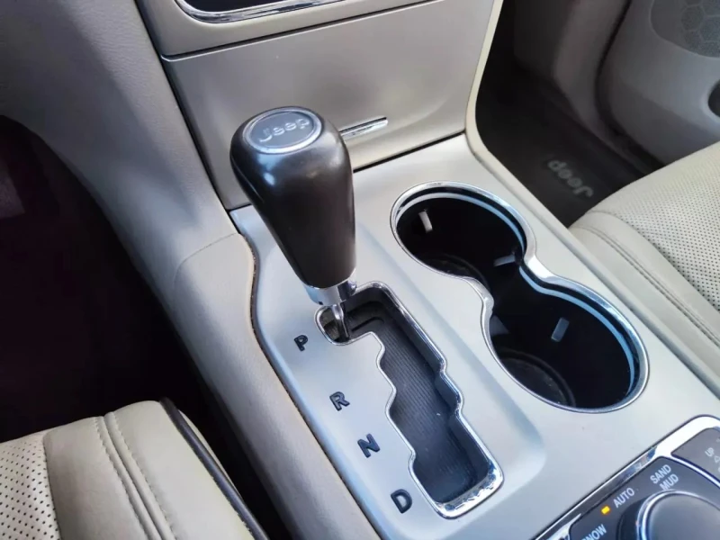 Jeep Grand cherokee Overland, снимка 8 - Автомобили и джипове - 51926770