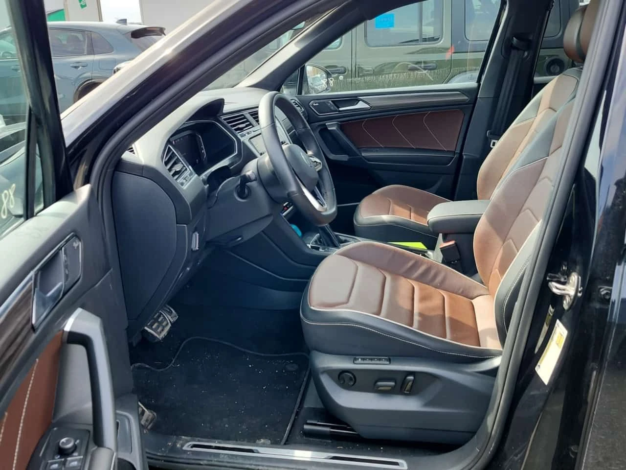 VW Tiguan  | HIGHLINE R LINE | ОБДУХВАНЕ | CARFAX, снимка 7 - Автомобили и джипове - 53824719