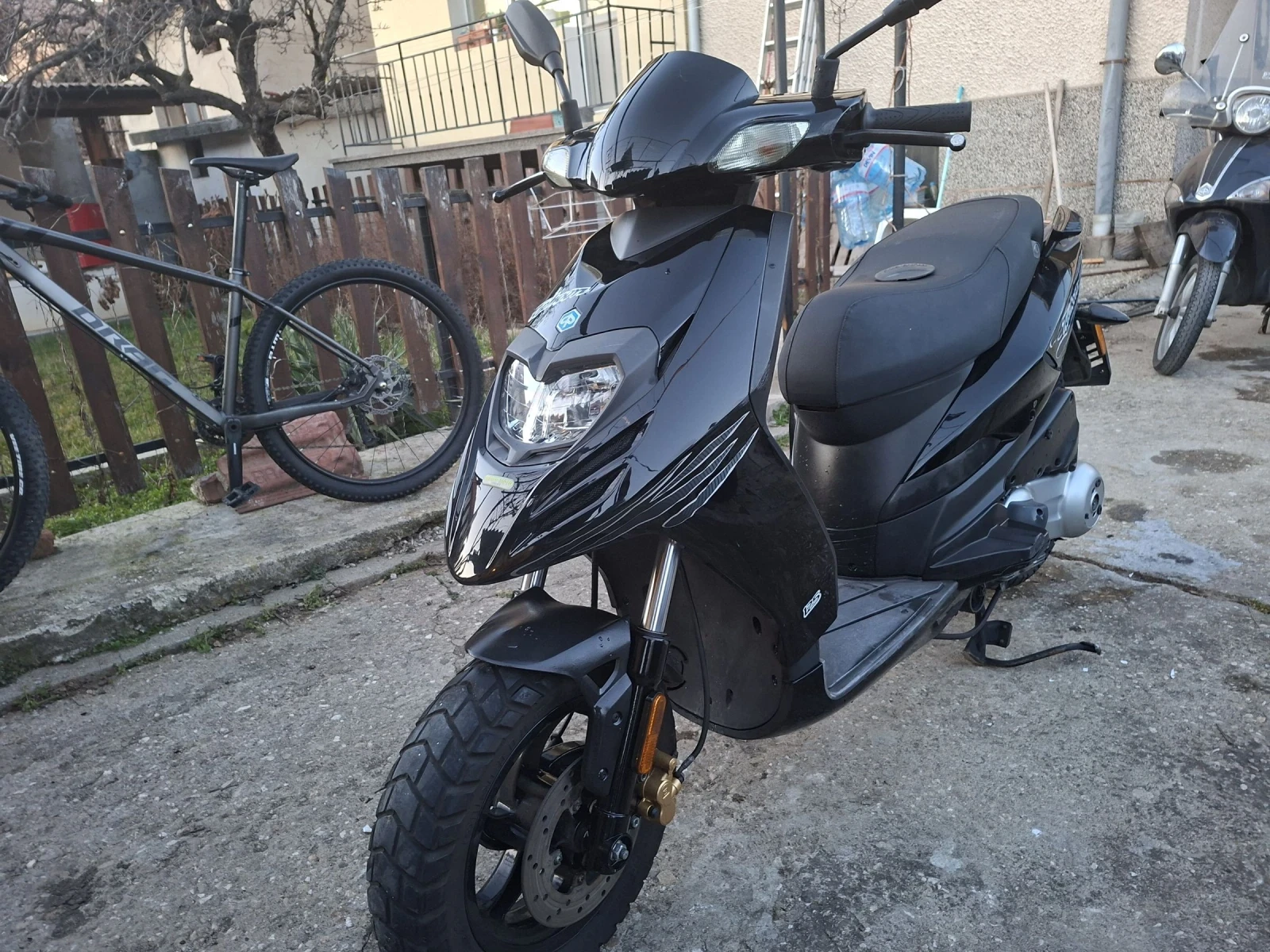 Piaggio Typhoon за А1 много лек става за кемпер или за жени 