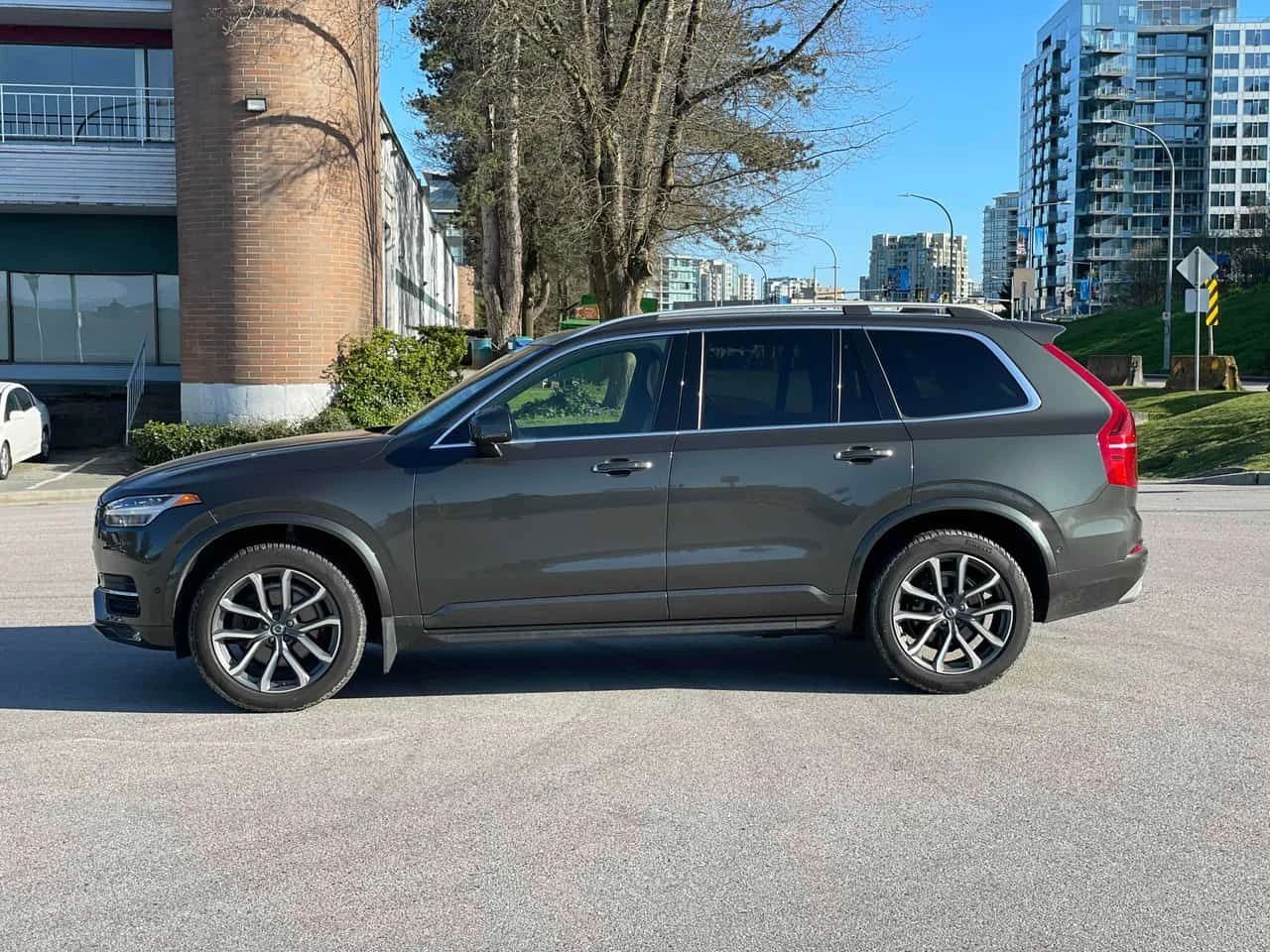Volvo Xc90 * Momentum * 7 МЕСТНА* PANO* KEYLESS* ПОДГРЕВ* , снимка 2 - Автомобили и джипове - 54141868