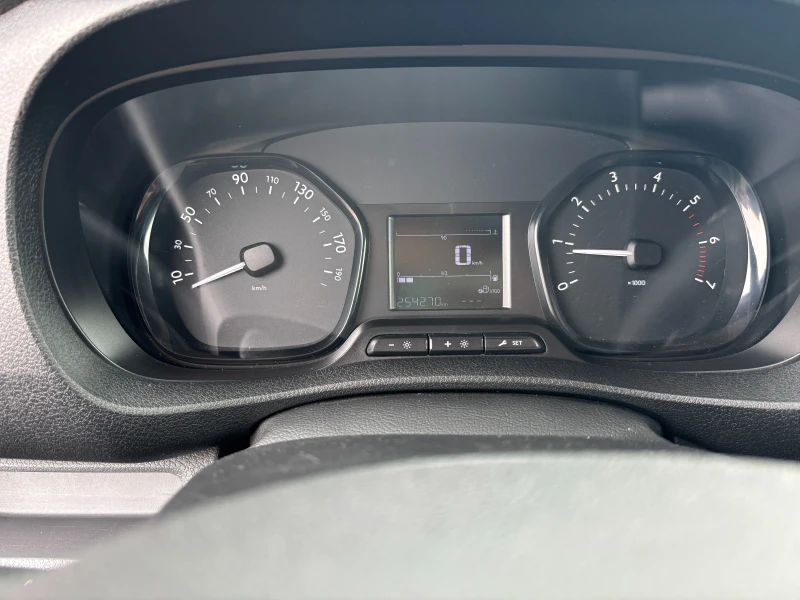 Opel Vivaro, снимка 12 - Бусове и автобуси - 51849638