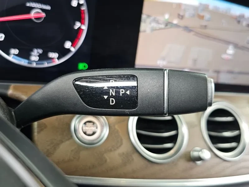 Mercedes-Benz E 300 Exclusive, снимка 9 - Автомобили и джипове - 55136967