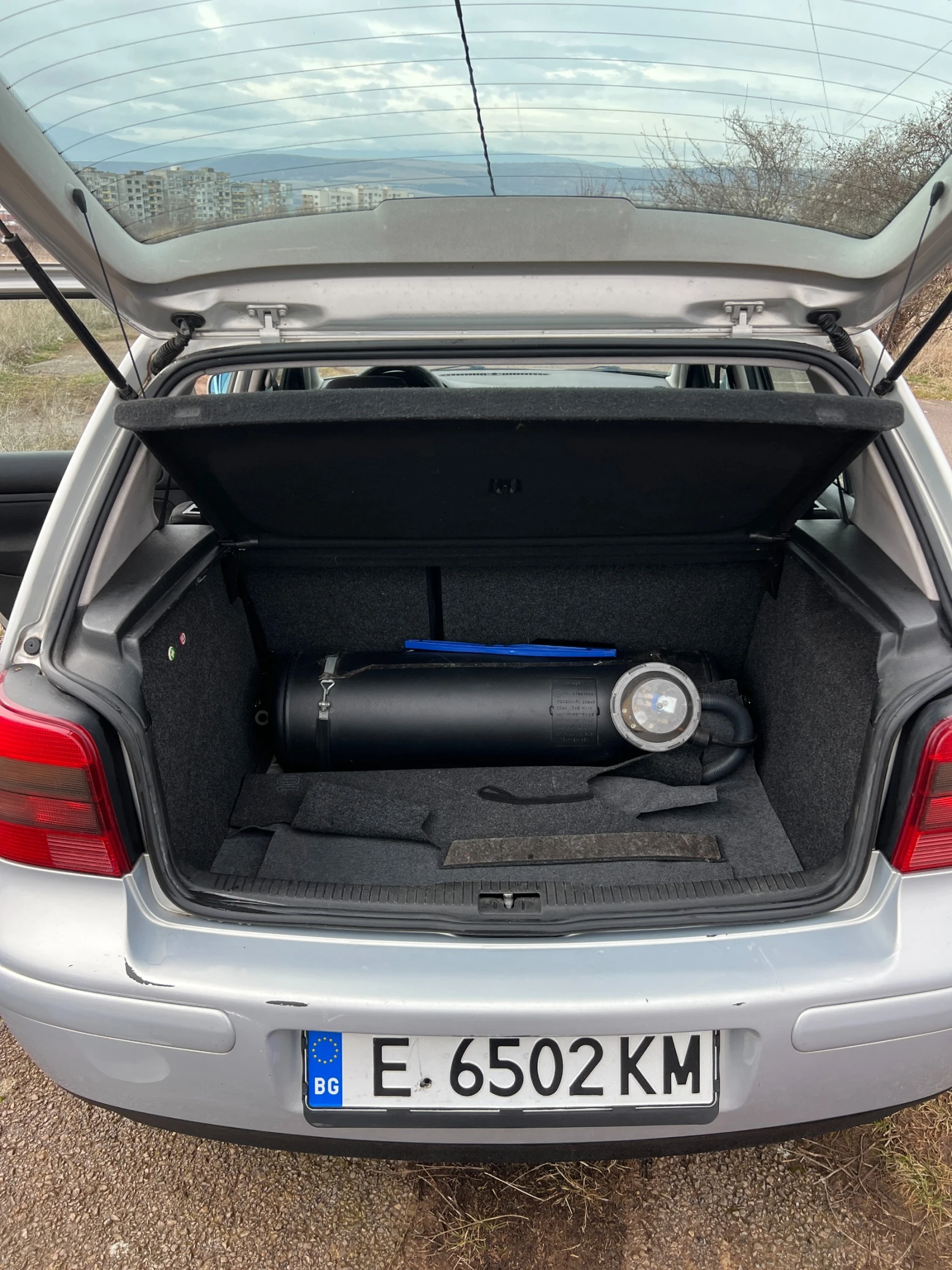 VW Golf 1.6 SR, ГАЗ/БЕНЗИН - Повреден Двигател - изображение 2